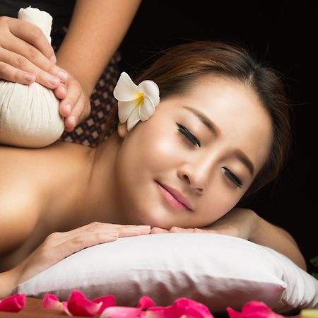 Outrigger Surin Beach Resort - Sha Extra Plus Eksteriør billede Thai herbal compress massage