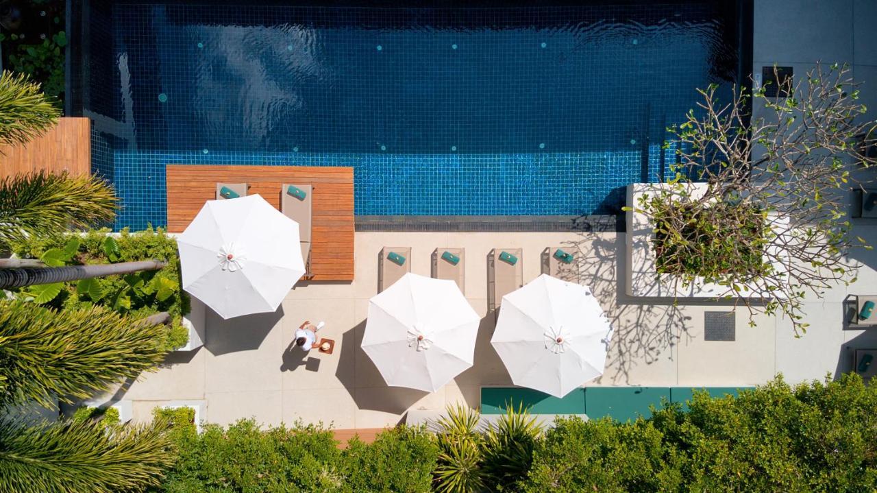 Outrigger Surin Beach Resort - Sha Extra Plus Eksteriør billede The pool at the Beverly Hills Hotel