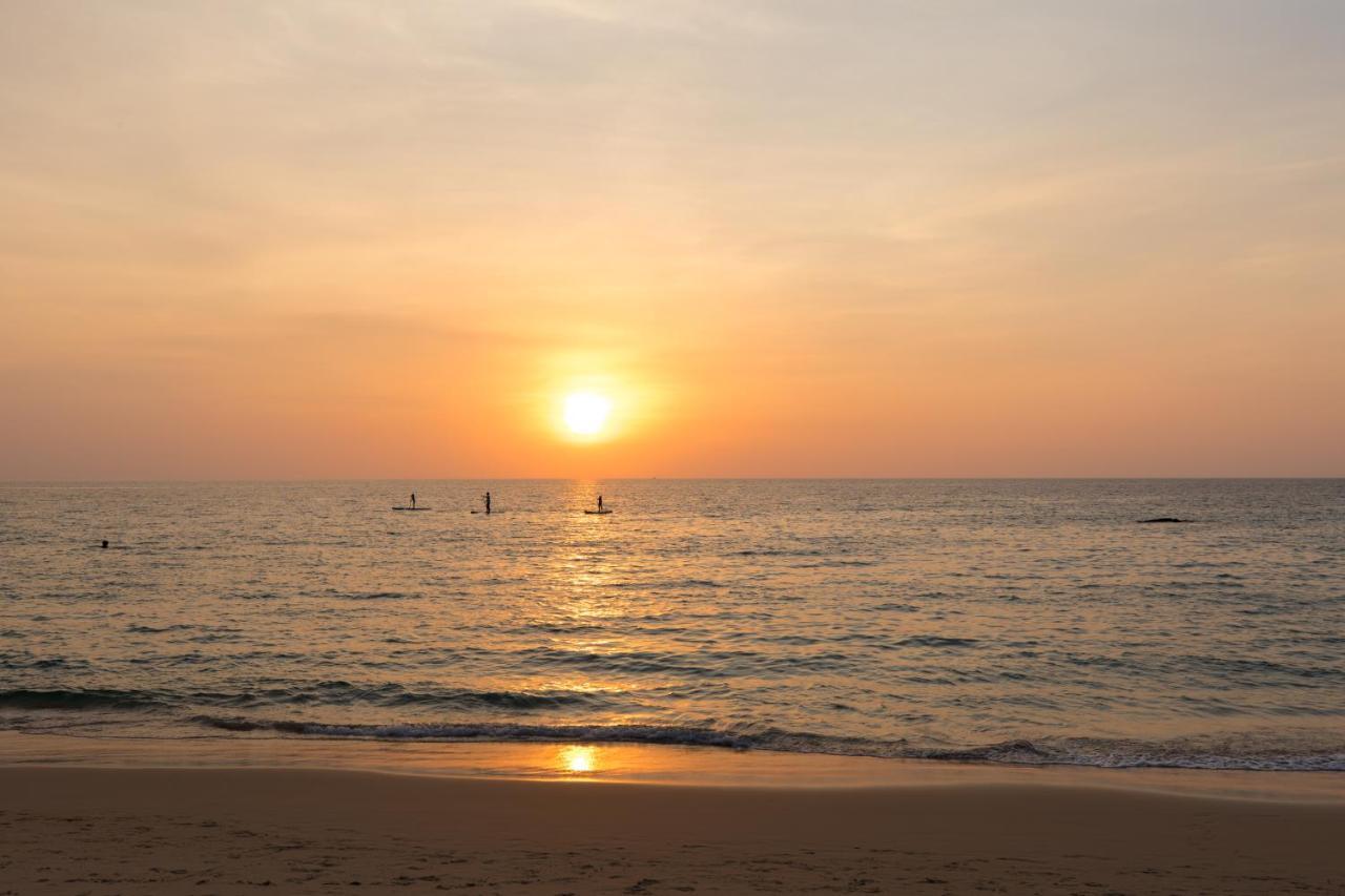 Outrigger Surin Beach Resort - Sha Extra Plus Eksteriør billede Sunset at the beach
