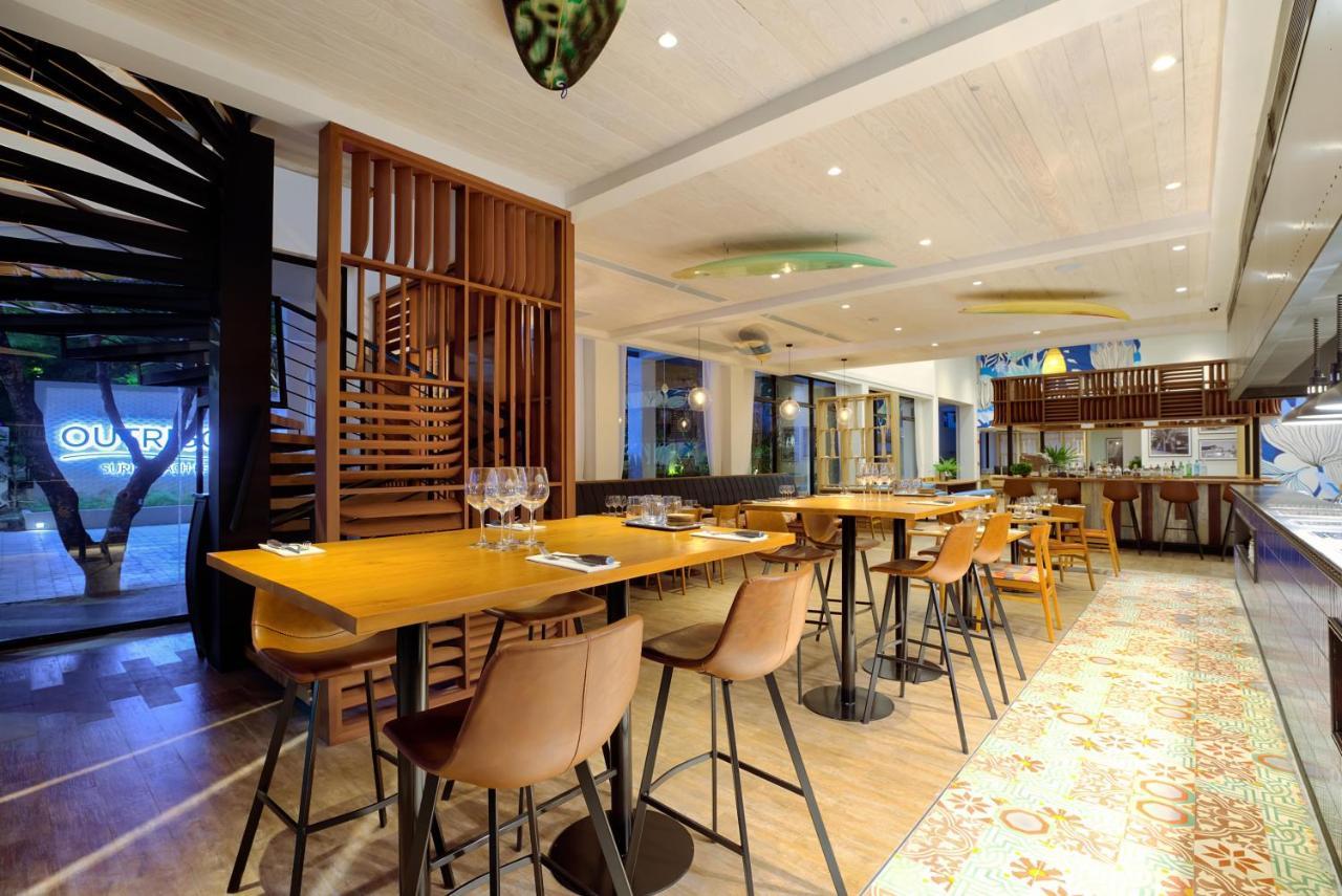 Outrigger Surin Beach Resort - Sha Extra Plus Eksteriør billede Restaurant