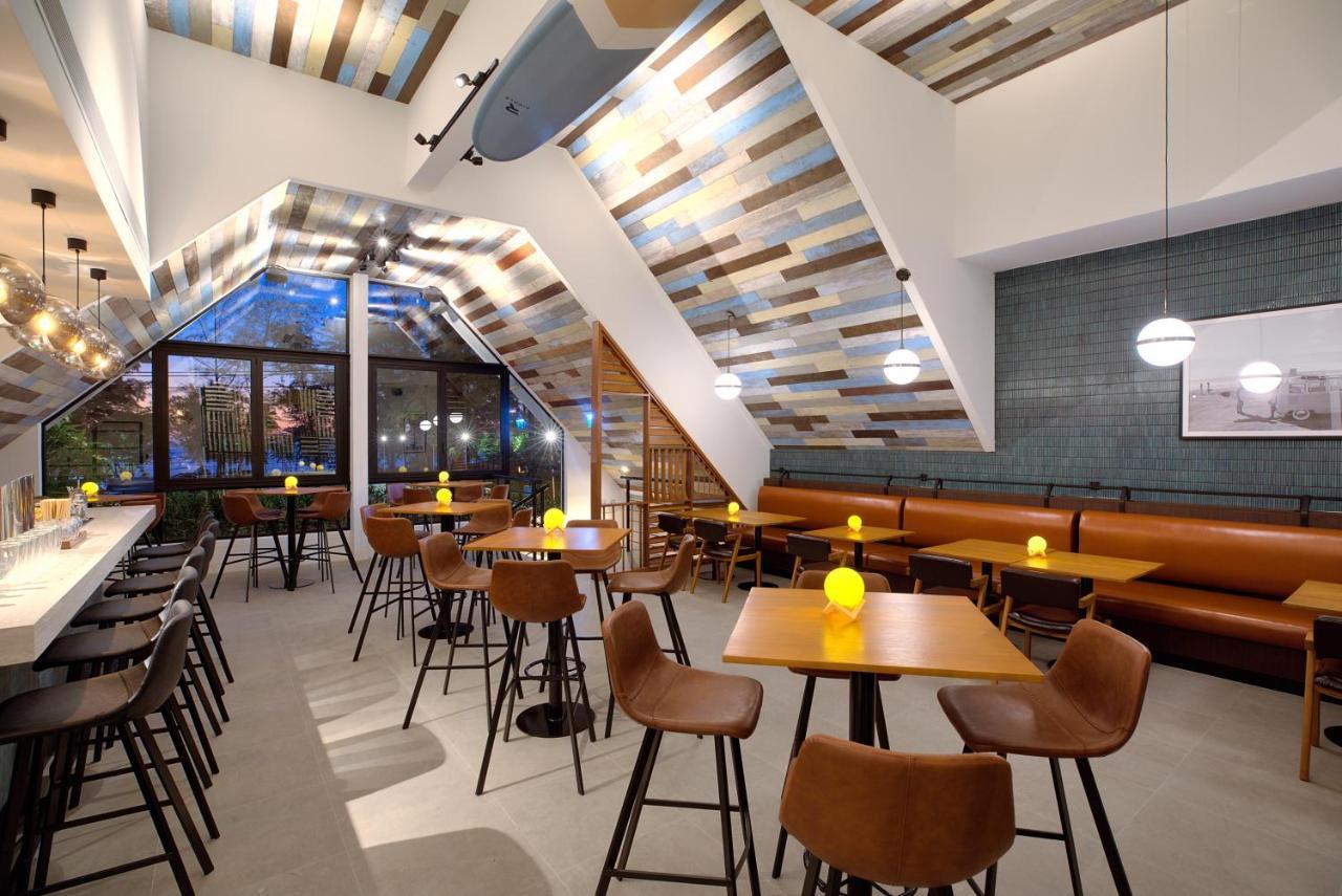 Outrigger Surin Beach Resort - Sha Extra Plus Eksteriør billede Interior of a Shake Shack restaurant
