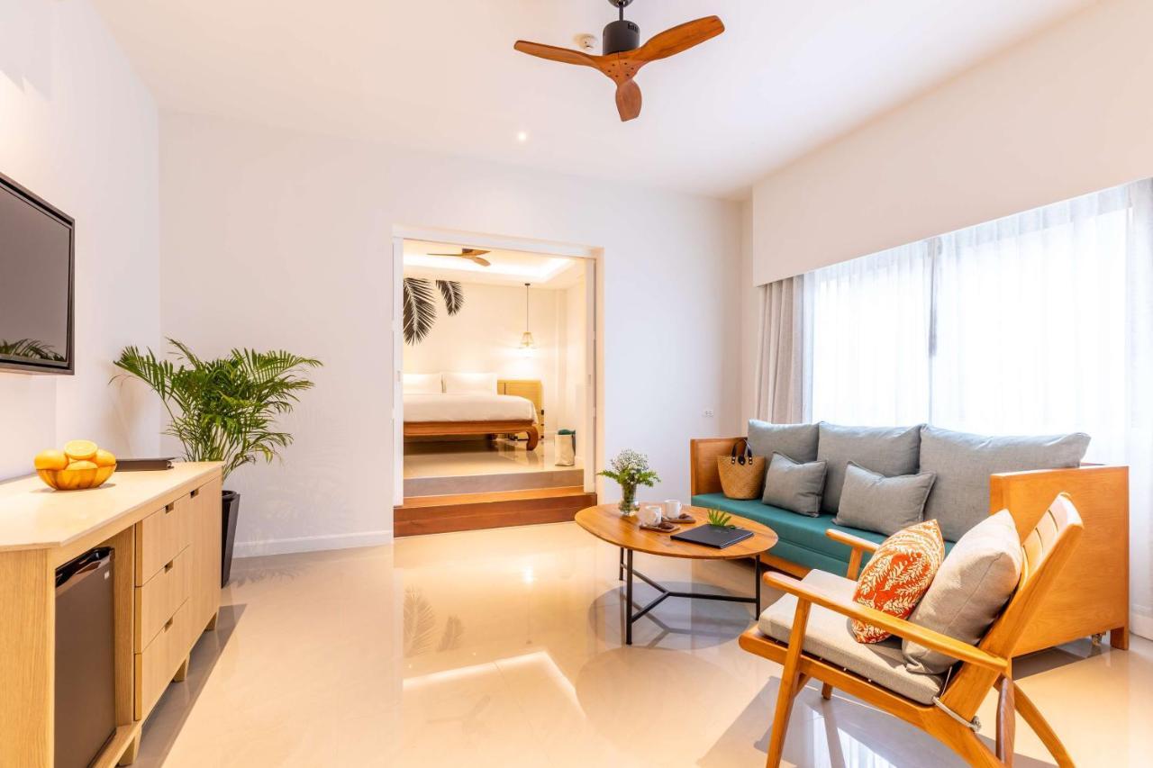 Outrigger Surin Beach Resort - Sha Extra Plus Eksteriør billede A living room in a serviced apartment in Singapore