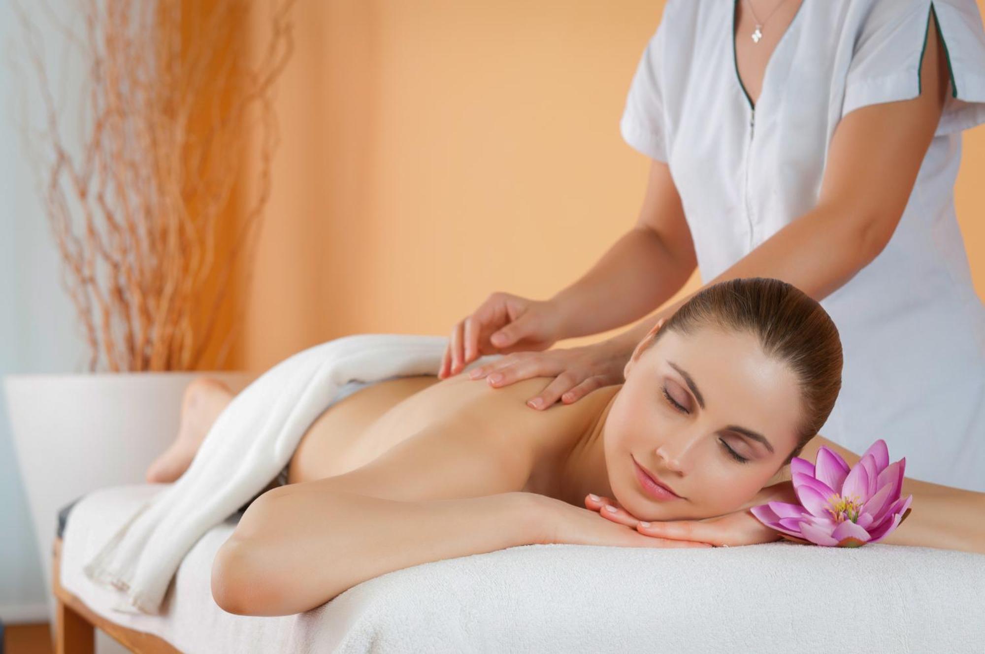 Outrigger Surin Beach Resort - Sha Extra Plus Eksteriør billede Massage