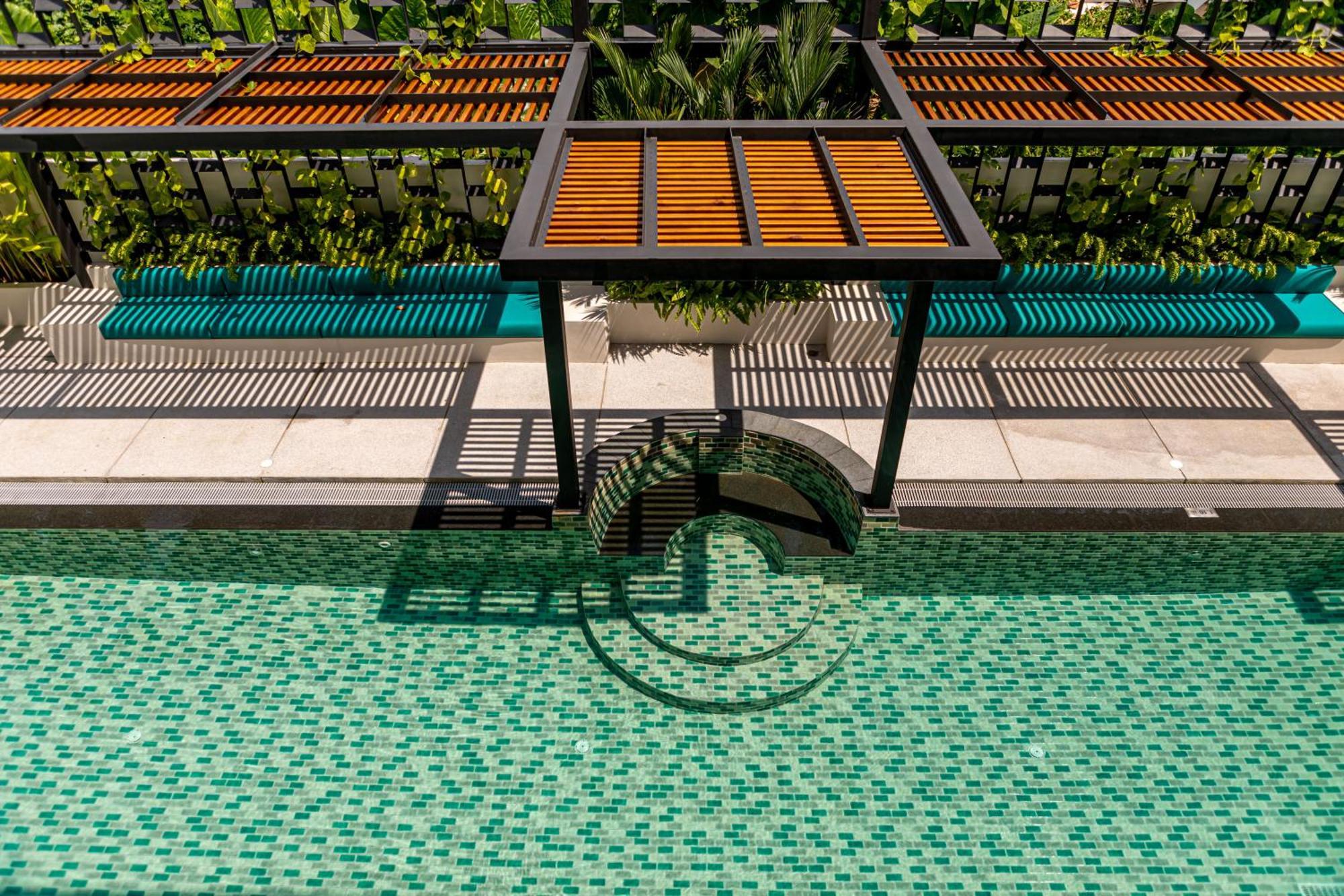 Outrigger Surin Beach Resort - Sha Extra Plus Værelse billede The swimming pool at the hotel